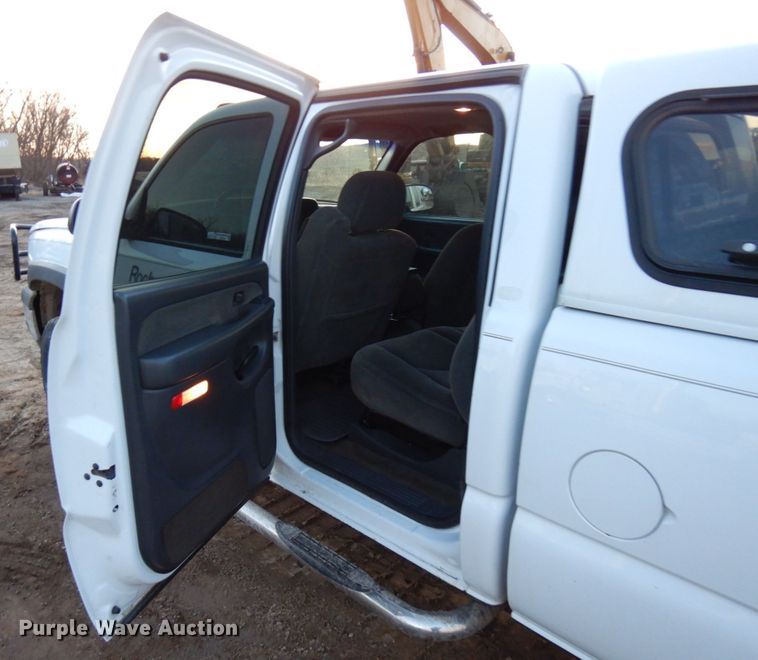 image for item HD9246 2003 Chevrolet Silverado 1500  Crew Cab pickup truck