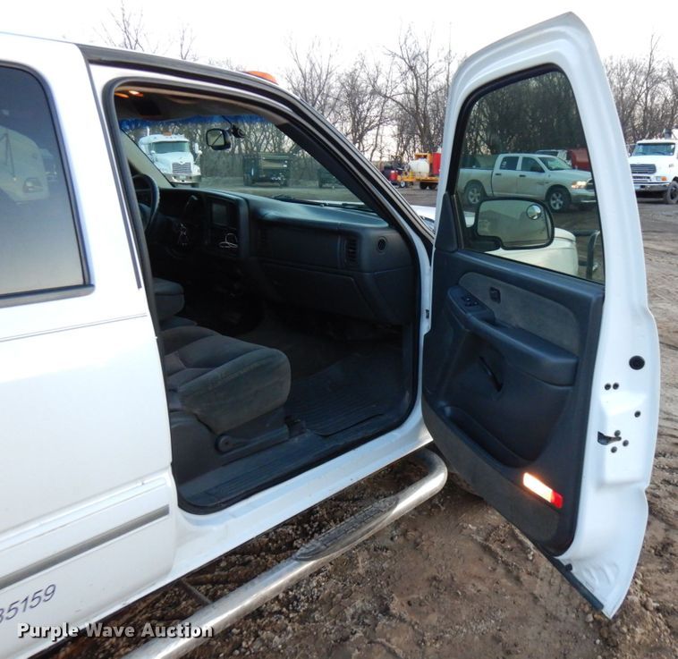 image for item HD9246 2003 Chevrolet Silverado 1500  Crew Cab pickup truck