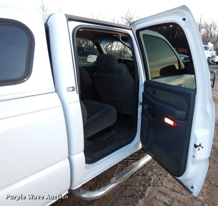 image for item HD9246 2003 Chevrolet Silverado 1500  Crew Cab pickup truck