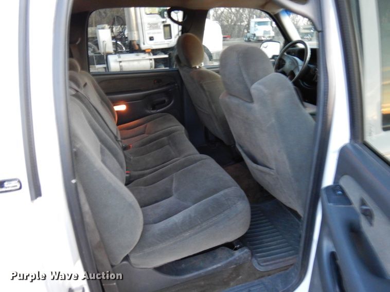 image for item HD9246 2003 Chevrolet Silverado 1500  Crew Cab pickup truck