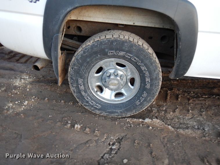 image for item HD9246 2003 Chevrolet Silverado 1500  Crew Cab pickup truck