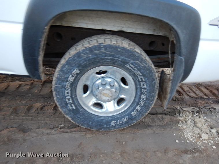 image for item HD9246 2003 Chevrolet Silverado 1500  Crew Cab pickup truck