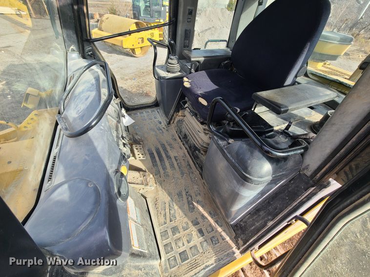 image for item HM9784 2004 Caterpillar 963C  track loader