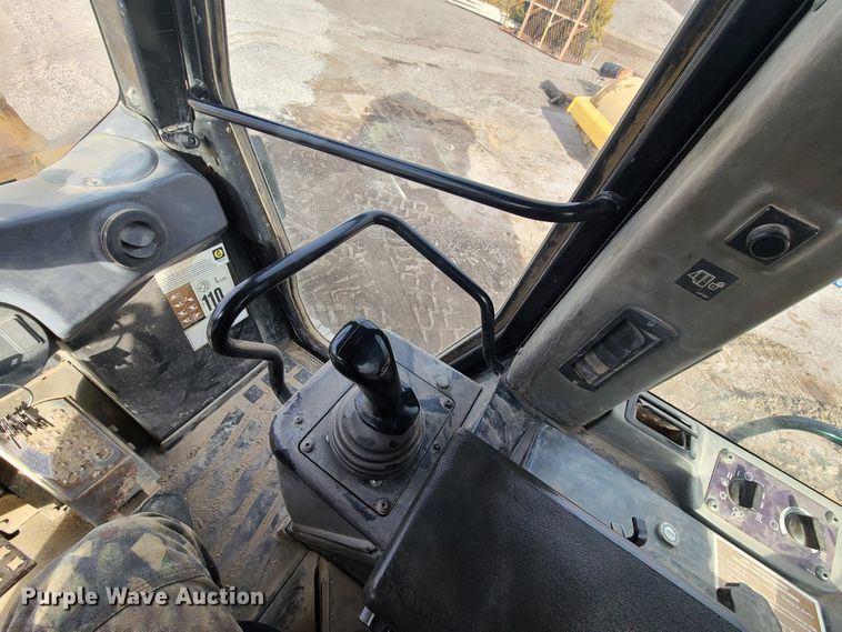 image for item HM9784 2004 Caterpillar 963C  track loader