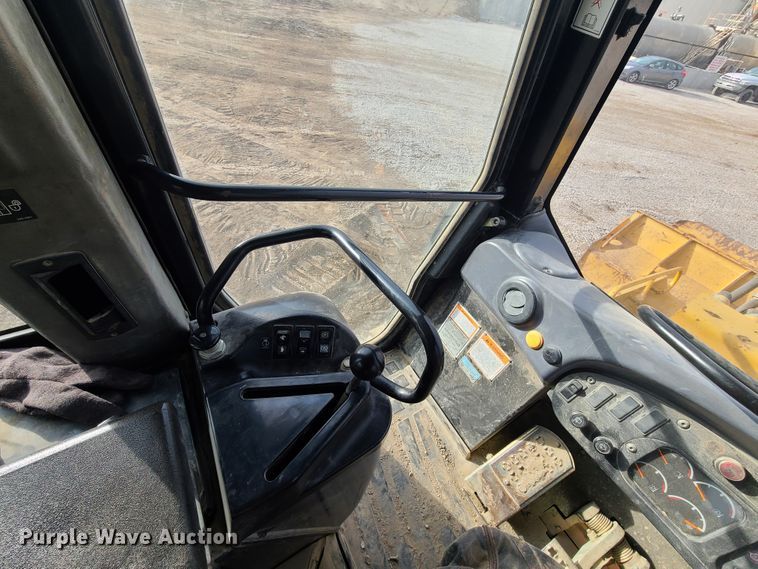 image for item HM9784 2004 Caterpillar 963C  track loader