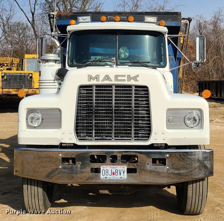 image for item HM9831 1991 Mack RD688S  dump truck