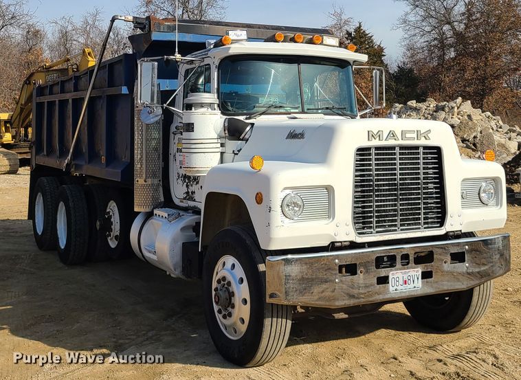 image for item HM9831 1991 Mack RD688S  dump truck