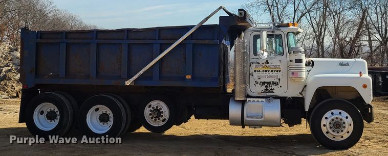 image for item HM9831 1991 Mack RD688S  dump truck