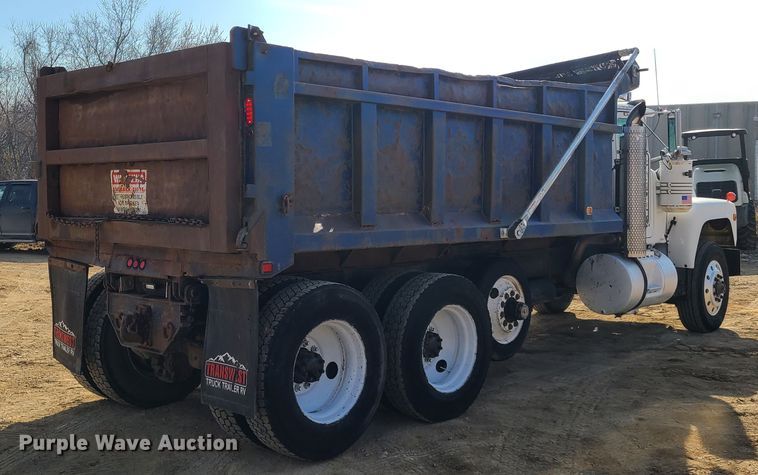 image for item HM9831 1991 Mack RD688S  dump truck