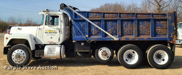 image for item HM9831 1991 Mack RD688S  dump truck