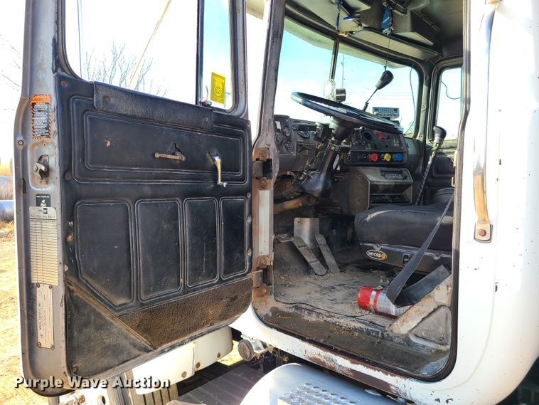 image for item HM9831 1991 Mack RD688S  dump truck