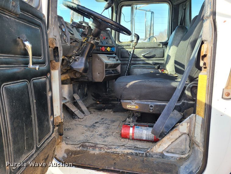 image for item HM9831 1991 Mack RD688S  dump truck