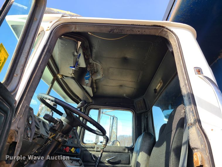 image for item HM9831 1991 Mack RD688S  dump truck