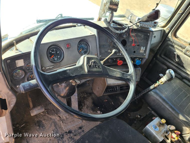 image for item HM9831 1991 Mack RD688S  dump truck