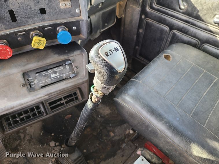 image for item HM9831 1991 Mack RD688S  dump truck