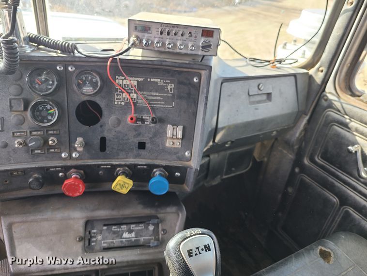 image for item HM9831 1991 Mack RD688S  dump truck