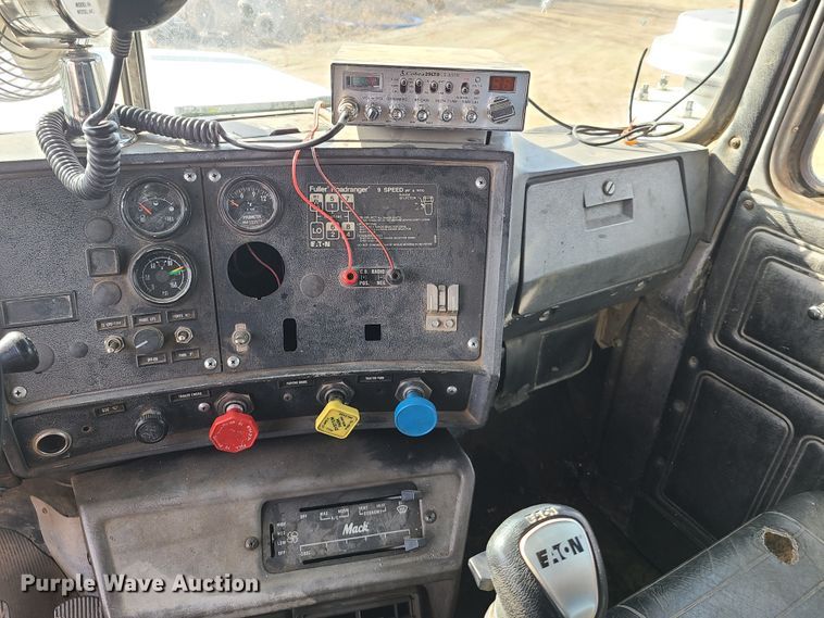 image for item HM9831 1991 Mack RD688S  dump truck