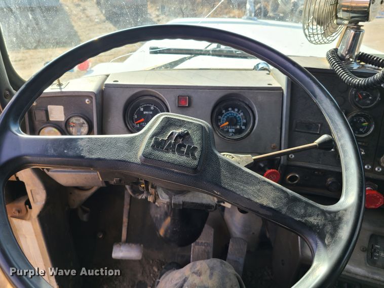 image for item HM9831 1991 Mack RD688S  dump truck