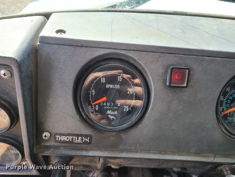 image for item HM9831 1991 Mack RD688S  dump truck