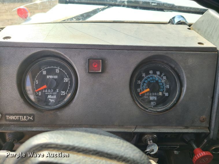 image for item HM9831 1991 Mack RD688S  dump truck