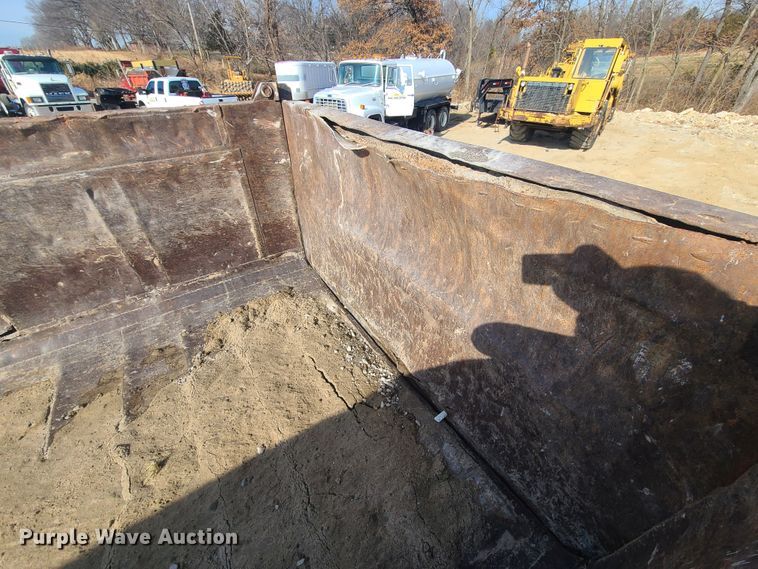 image for item HM9831 1991 Mack RD688S  dump truck