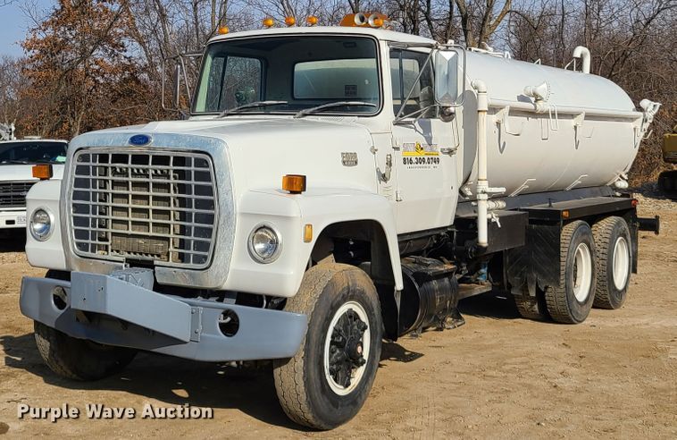image for item HM9832 1986 Ford 8000  water truck