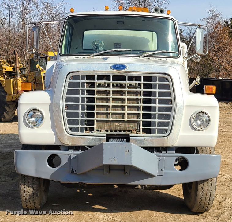 image for item HM9832 1986 Ford 8000  water truck