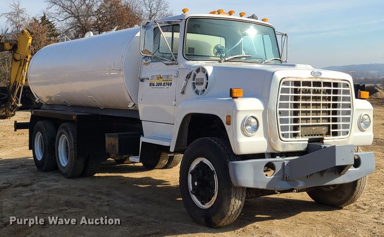 image for item HM9832 1986 Ford 8000  water truck