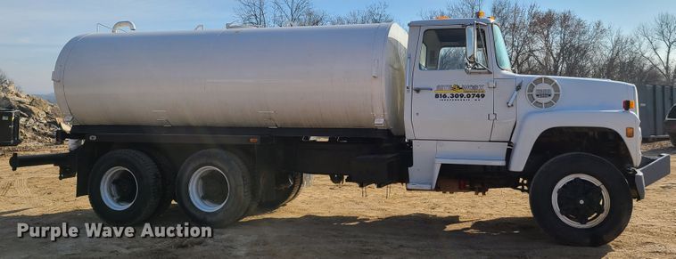 image for item HM9832 1986 Ford 8000  water truck