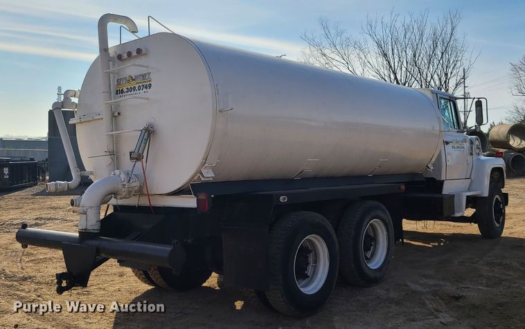 image for item HM9832 1986 Ford 8000  water truck