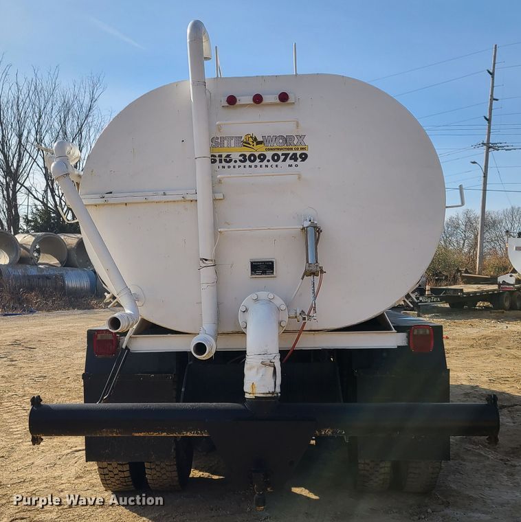 image for item HM9832 1986 Ford 8000  water truck