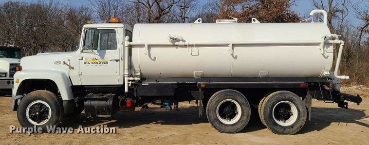 image for item HM9832 1986 Ford 8000  water truck