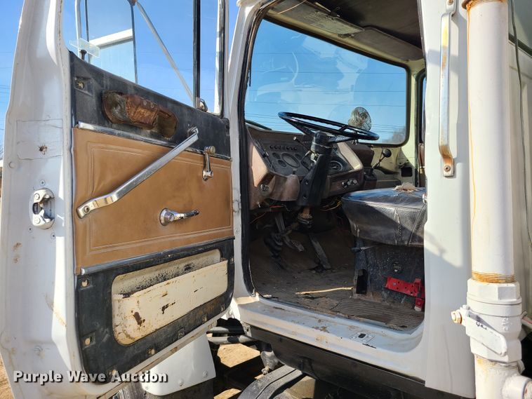 image for item HM9832 1986 Ford 8000  water truck