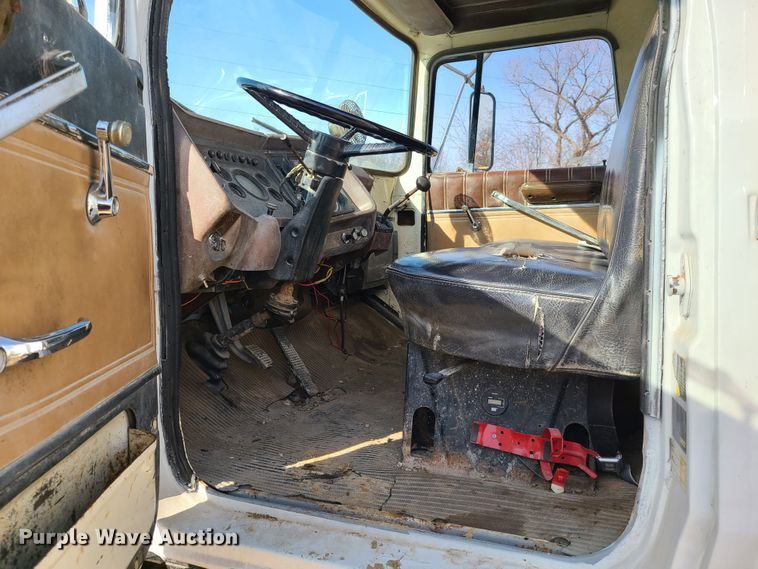 image for item HM9832 1986 Ford 8000  water truck