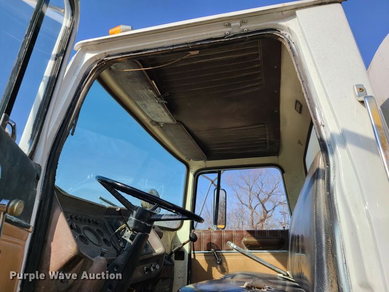 image for item HM9832 1986 Ford 8000  water truck