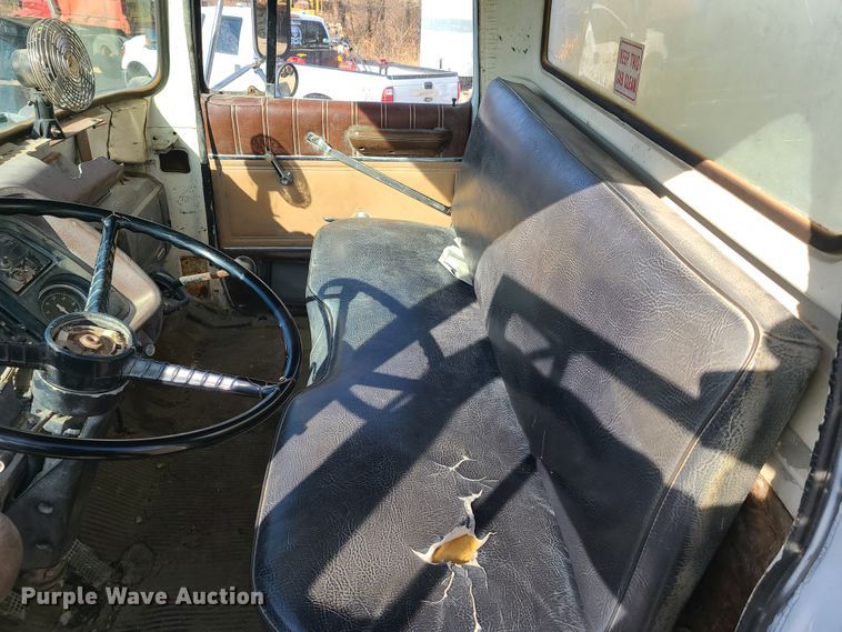 image for item HM9832 1986 Ford 8000  water truck