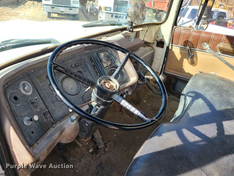 image for item HM9832 1986 Ford 8000  water truck