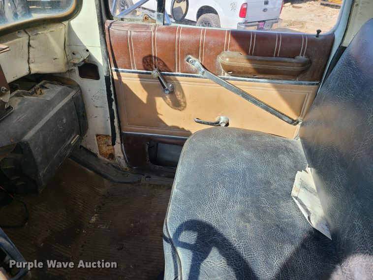 image for item HM9832 1986 Ford 8000  water truck