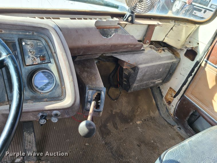 image for item HM9832 1986 Ford 8000  water truck