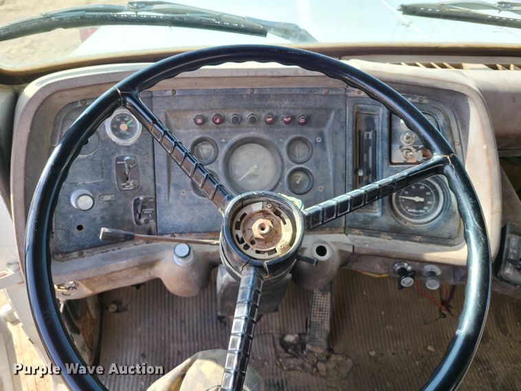 image for item HM9832 1986 Ford 8000  water truck