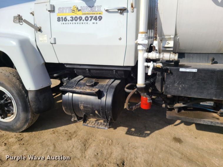 image for item HM9832 1986 Ford 8000  water truck