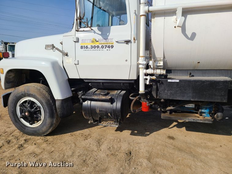 image for item HM9832 1986 Ford 8000  water truck