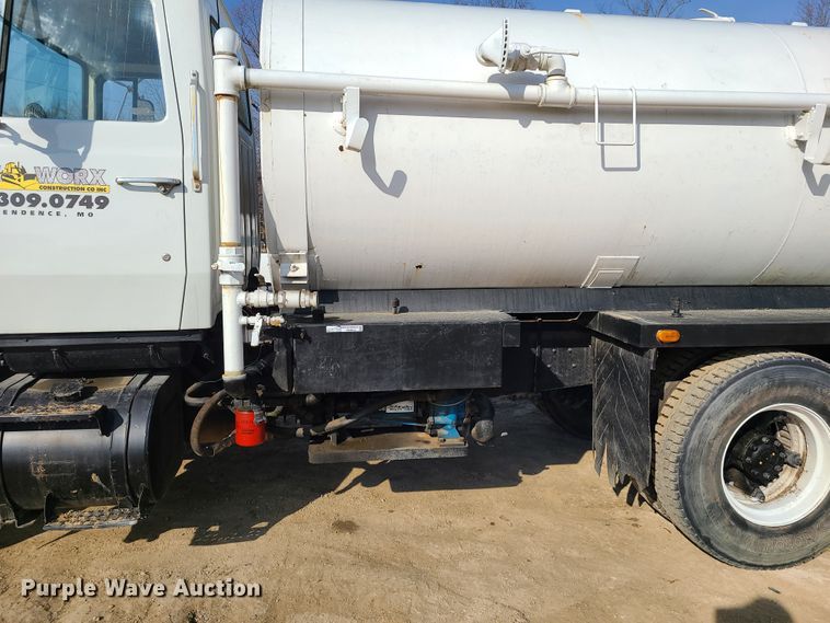 image for item HM9832 1986 Ford 8000  water truck