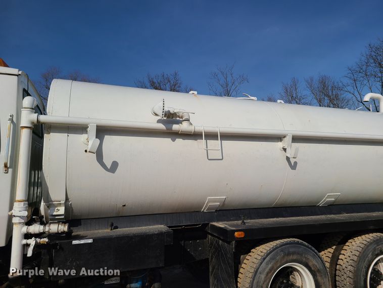 image for item HM9832 1986 Ford 8000  water truck