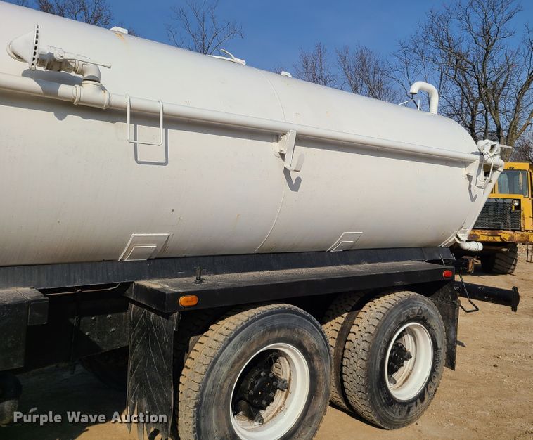 image for item HM9832 1986 Ford 8000  water truck