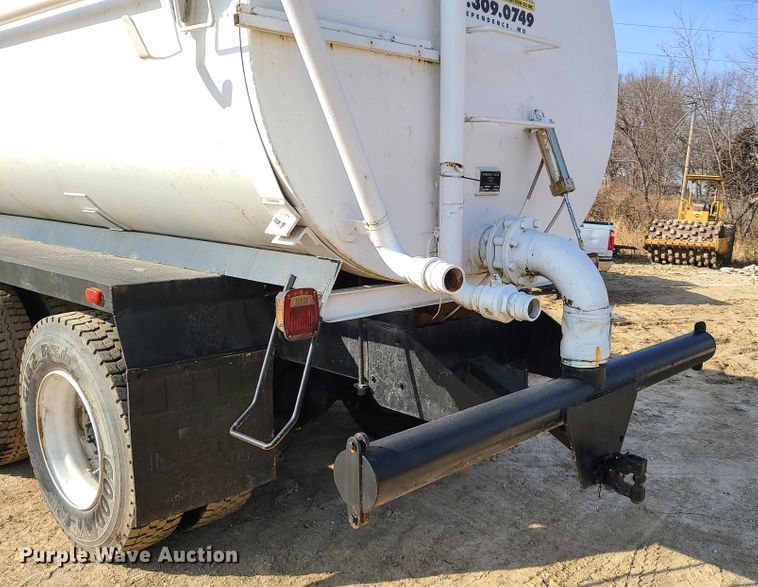 image for item HM9832 1986 Ford 8000  water truck