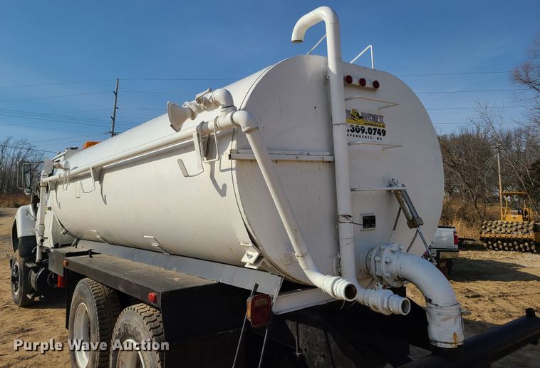 image for item HM9832 1986 Ford 8000  water truck