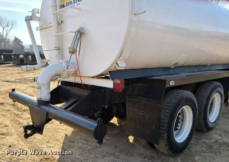 image for item HM9832 1986 Ford 8000  water truck