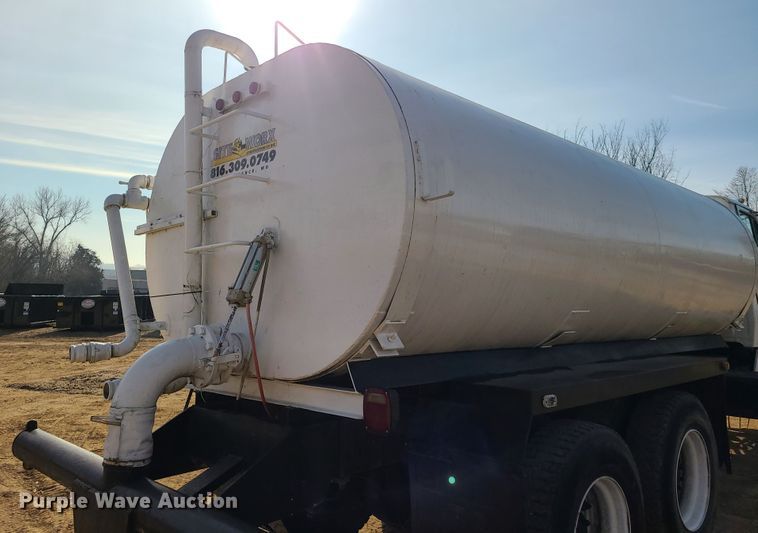 image for item HM9832 1986 Ford 8000  water truck