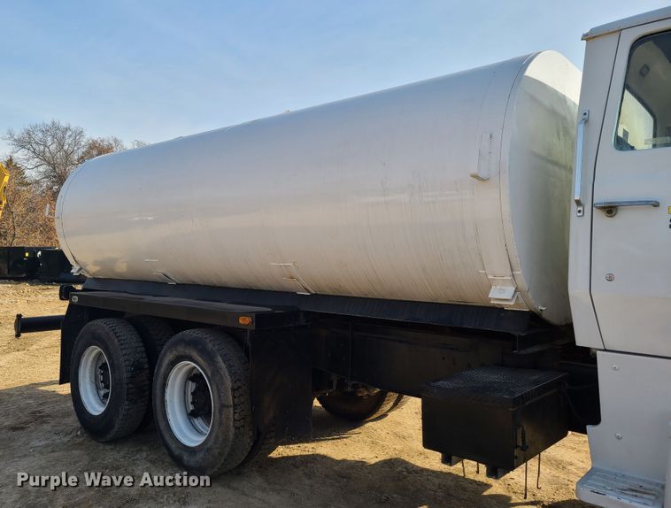 image for item HM9832 1986 Ford 8000  water truck